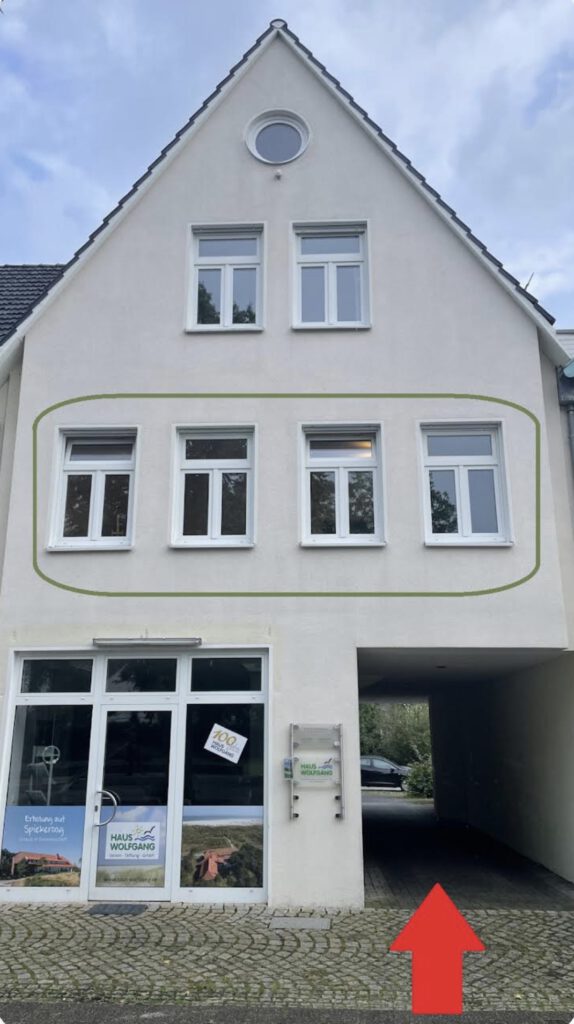 Gebäudedurchfahrt mit Eingangsbereich zur Praxis